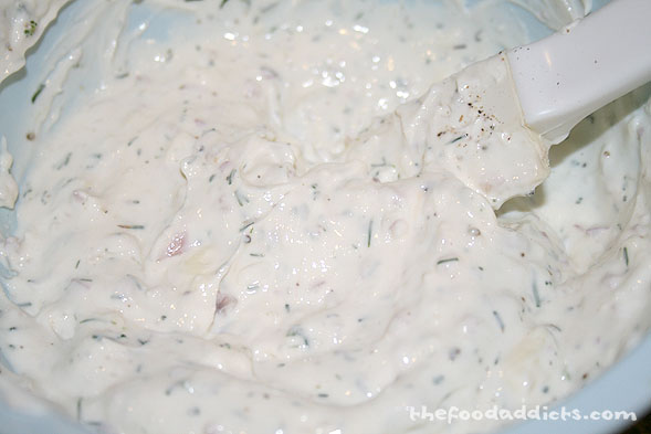 Next, prepare the cream cheese spread: In a bowl, blend the cream cheese with butter, lemon zest, shallot, capers (we chose not to use this ingredient), dill and fish sauce and season with pepper.